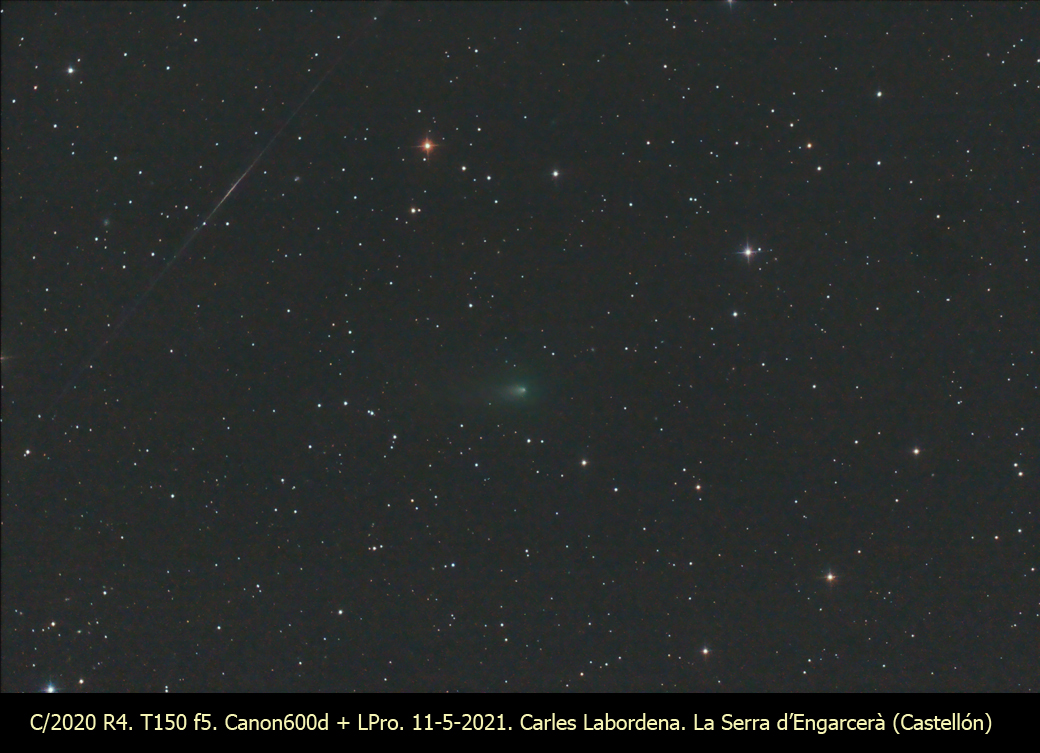 El cometa C/2020 R4 y un meteoro
